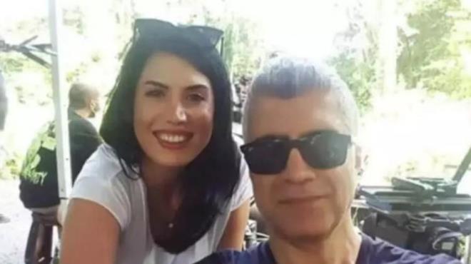 Gnlerdir ailesiyle yaad sorunlarla gndeme gelen nl arkc zcan Deniz ile ilgili canl yaynda abisi Ercan Deniz herkesi artan iddialarda bulunmutu. Yaplan iddialarn ardndan bu defa kz kardei Sibel Semerci'den herkesi artan k geldi.