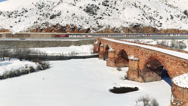 Erzurum Valilii, trenin karla kapl arazilerde ilerlemesi ve tarihi kprlerden geiini gsteren dron grntlerini sosyal medya hesaplarndan paylat.