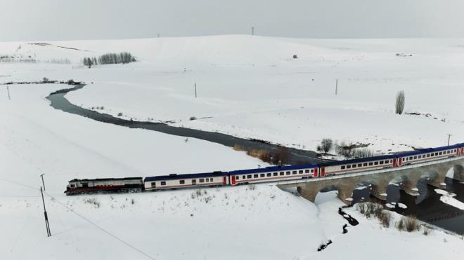 Sezonun ilk seferine 23 Aralk 2024'te balayan Turistik Dou Ekspresi ile blgenin turizm potansiyelinin artrlmas hedefleniyor.    Ankara'dan seferine balayan tren, beyaz rtyle kapl ovalar ve vadilerden ilerleyerek yolcularna esiz manzaralar arasnda keyifli vakit geirme imkan salyor.