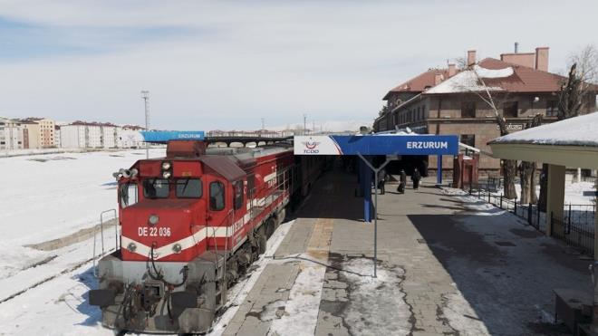 Tren, Erzurum'un Akale ilesindeki Kandilli Celal Bey ve Karasu Demir kprlerini geride brakarak kent merkezindeki gara ulayor.