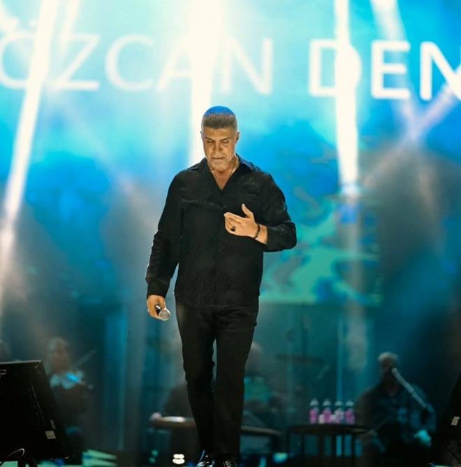 ERCAN DENZ'DEN DKKAT EKEN AIKLAMA  <br>  te yandan zcan Deniz, aabeyi ve ayn zamanda eski menajeri Ercan Deniz ile baz sorunlar yaam ve sonrasnda i birliklerini sonlandrma karar almt. Ercan Deniz, TV8'deki Gel Konualm programna katlarak yeni aklamalarda bulundu:    "35 senemi verdim ona. Her projesinde benim imzam var. Eer dava am olsam 30 milyon irkete borlu. Bir kuruuna tenezzl etmem sahtekarn teki, yalan sylemekten vazgesin. Banka borlarn demesi lazm."  <br>  "NGLTERE'YE YERLEMEYE ALIIYOR"  Deniz'in ngiltere'ye kamaya altn syleyen Ercan Deniz, "ngiltere'ye yerlemeye alyor. Altyapsn da yapm, karsn da gndermi... Benim hakknda sahte sahte konumasn. Aslanlar gibi belgelerle konuuyorum. stedii kadar konusun ama drst konusun yeter... lmme gelmeyecek, vasiyetimdir. Cenazeme gelirse almayn dedim'' diye konutu.