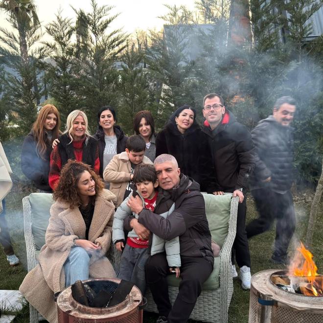 Tartmalar devam ederken Deniz'den dikkat eken bir paylam geldi.    Deniz, ei Samar Dadgar, olu ve dostlaryla birlikte poz verdi.