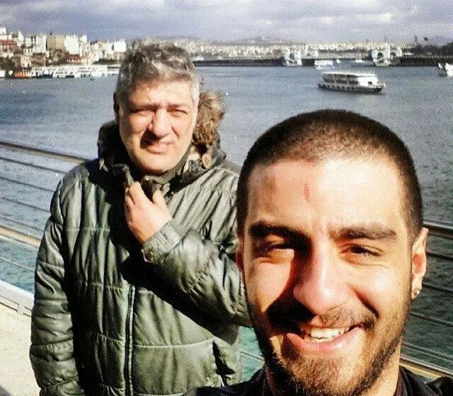 Tayfur?un torununu grenler beeni yamuruna tuttu. Sosyal medyada ?Maallah dedesine benziyor?, ?Ben kimseye benzetemedim? gibi yorumlar yapld.     <br>  TE FERD TAYFUR'UN LK GZ ARISI...