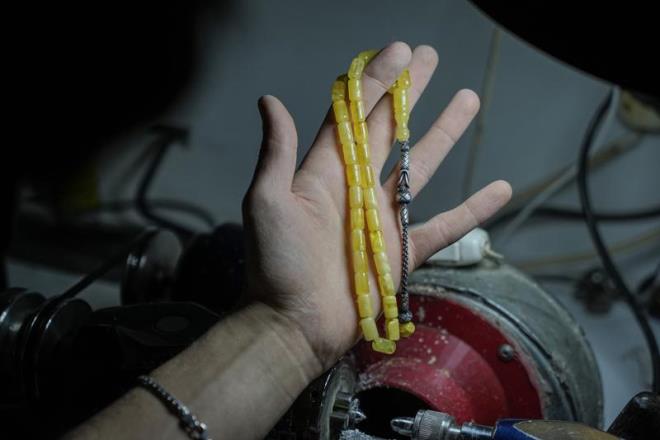 4 kuaktr tespih retimi yapan Murat Cengiz, "Damla kehribar, am reinesinin zdr. Soba yakarken tututurduumuz ralarn ierisindeki zdr. smi am sakz diye de geer. Aatan toprak altna akmas ve milyonlarca yl orada fosilleip ayn kmr gibi kaya haline gelmesi ile oluur. Kaya haline geldikten sonra topraktan karlp kolye, tespih ve dier taklar yaplyor. Doal olmas, karlmas ve temin edilmesi zorlu bir sre olduundan dolay pahal. u an Trkiye'de olmad iin yurt dndan geliyor. Yurt dndan gelmesi de fiyatn ykseltiyor. Damla kehribar kolyelerinin kullanlmas guatr ve tiroit bezi zerindeki etkisinden dolay salk asndan ok faydal" diye konutu