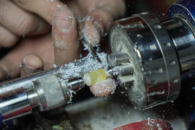 Damla kehribar fiyatnn gramna gre belirlendiini syleyen Murat Cengiz, "effaflarda fiyat dk olurken mat olanlarda ise yksek olur. En ucuz damla kehribar tespihin fiyat minimum 5 bin liradan balar. 100-150 bin liraya kadar olabilir. Vatandalar zerinde nasl bir emek olduunu bilmedii iin fiyat yksek bulabilir" dedi.