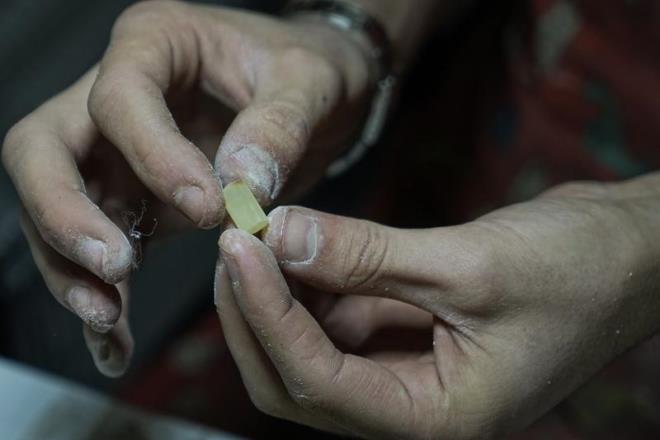 Halk arasnda deerli bir ta olarak bilinen kehribar, genellikle ss eyas yapmnda kullanlyor.Pinus Succinifera aacnn fosillemi reinesi olan damla kehribardan yaplan tespihler 5 bin liradan balayan fiyatyla alcsn buluyor.