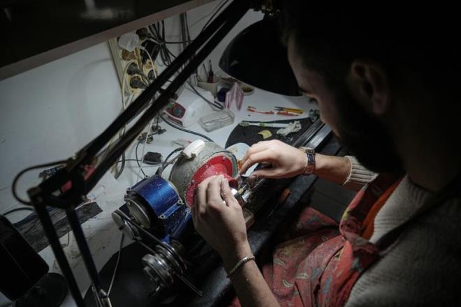 e balarken ald nl hala kullandn dile getiren Cengiz, "nlm ilk tespih yapmaya baladmda aldm. 4-5 yldr kullanyorum. Deitirmeyi dnyorum ama bir yandan da ans olduu iin deitirmeye kyamyorum. Deitirsem bile bir mr saklamay dnyorum" eklinde konutu.