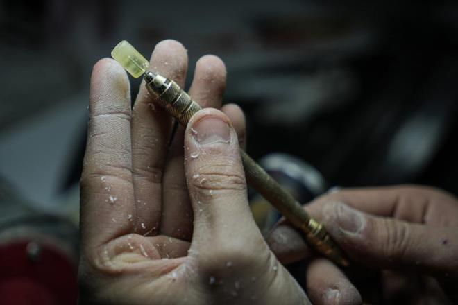 Halk arasnda deerli bir ta olarak bilinen kehribar, genellikle ss eyas yapmnda kullanlyor.Damla kehribarn ise guatr, astm ve bronit gibi birok hastala iyi geldii biliniyor.