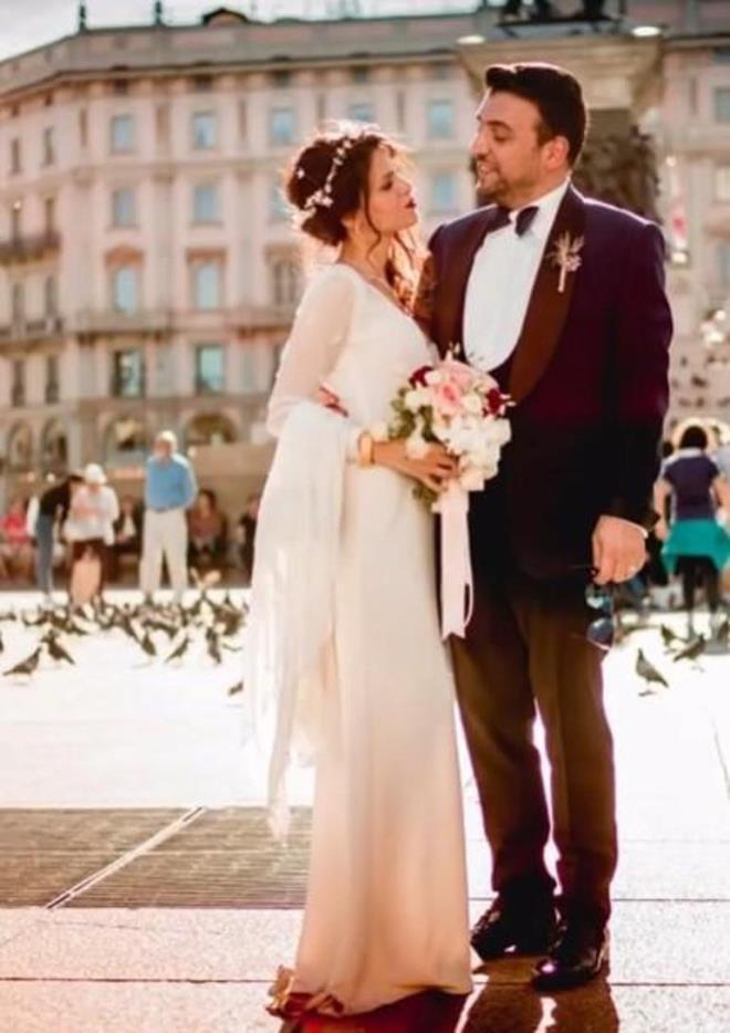 18. YIL KUTLAMASI    Pelin Yurtsever ile evli olan inasi Yurtsever evlilik yl dnmn "Sevgilim, arkadam, dostum biricik eimle 18 yl doldurduk. Beraber bydk. Onsuz bir hayat dnemiyorum. Nice yllarmz olsun sevgili karm. Allah seni bamdan eksik etmesin. Ba tacm" mesajyla kutlamt.