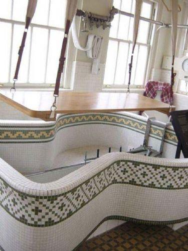 <p><b>SU TEDAVS</b></p>   Bu ynteme gre, btn ar ve szlardan kurtulmak iin scak bir banyo yapmak yeterli. Eski zamanlarda, yalarla ve ieklerle zanginletirilmi scak suda ya da bahar yamurunda ykanmann btn hastalklar geirebileceine inanlyordu. Baz doktorlar bu tedaviyi ar noktalara tayarak hastalarn gnlerce banyoda tutmak, btn vcudunu slak havlularla sarmak gibi yntemler kullandlar.