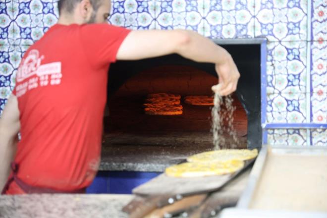 Frna gelen Fuat en ise "Frnc arkada benim bacanam oluyor. lk tantmzda da frn nnde 450 derecede altn sylerdi. Geree bakarsanz inanmyordum ama bizzat grnce inandm ve ardm.