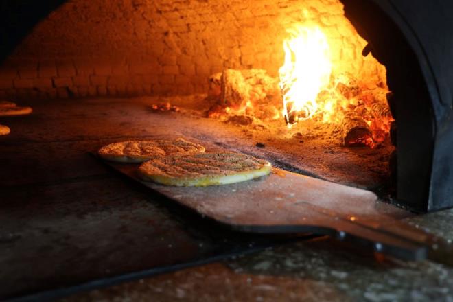 Yksek dereceli scaklk nnde almann kendisini zorlamadn anlatan pide ustas Ferat Karata, "Biz gnlk aa yukar 7 saat 450 derecelik frn atei nndeyiz.    Tahinli pide, yumurtal susaml pideye balyoruz ve zamanmz da kalmyor, daha sonra ise iftar iin etliekmek ii balyor.