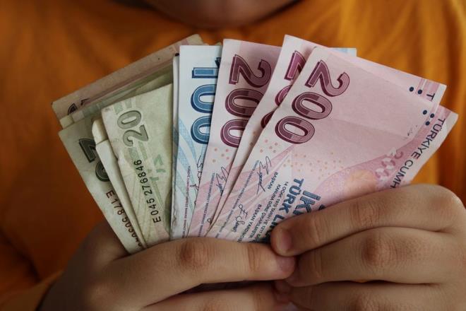 HANG BANKA NE KADAR FAZSZ KRED VERYOR?    ON Dijital: 60 bin TL    35 bin TL kredi  25 bin TL Sper Ek Hesap    QNB: 55 bin TL    30 bin TL ihtiya kredisi (3 ay vadeli)  25 bin TL taksitli nakit avans (3 ay vadeli)