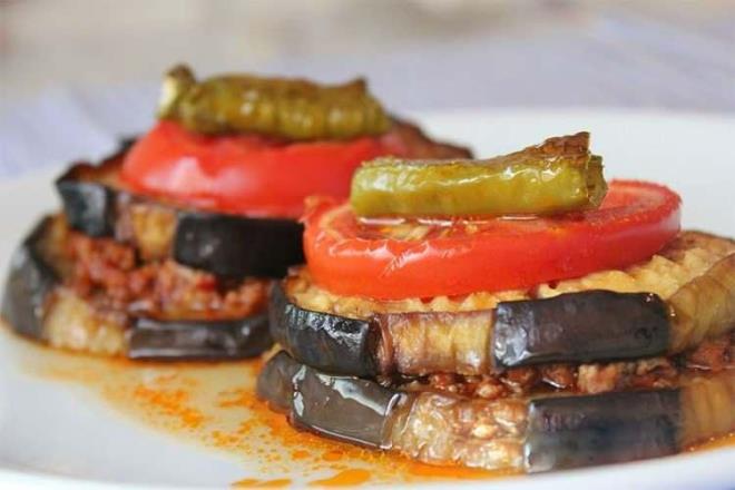 Patlcan sebzesi beden sal iin olduka faydal bir besin. Bu nedenle akam yemeklerine bir miktar patlcan eklemek salnza eitli faydalar salyor. stelik kalori miktarlar da dier sebzelere gre olduka az.