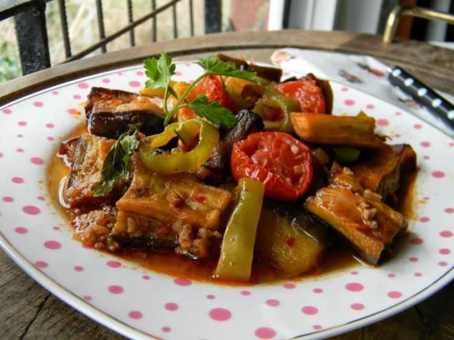 Patlcan iyi bir potasyum ve lif kaynadr. Trne gre porsiyon bana 25 kalori ve 1 gramdan az ya ile gelir. A ve C vitaminleri gibi antioksidanlara sahiptir.