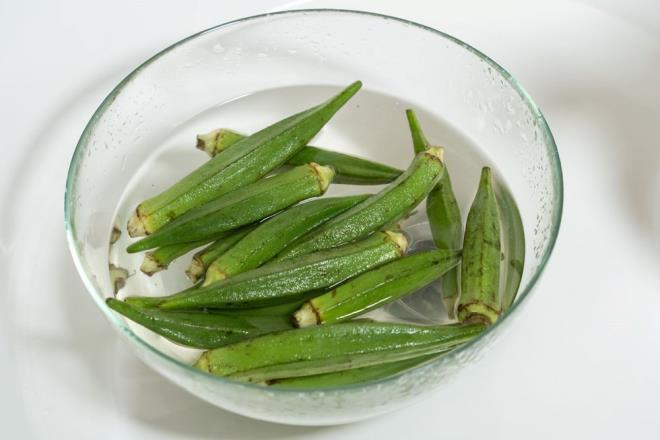 Besinlerin daha iyi emilmesine yardmc olmak iin a karnna bamya suyu iin. Sabah iemiyorsanz, itahnz kontrol etmeye ve ar yemeyi nlemeye yardmc olmak iin yemekten 30 dakika nce iin. Bir miktar limon ve bal eklemek, detoks zelliklerini artrabilir ve tadn iyiletirebilir.