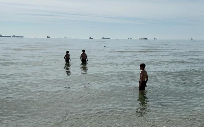 Kkekmece?de gneli havann tadn karan birok vatanda, denize girdi.    Baz vatandalarn ise gnelendii grld.