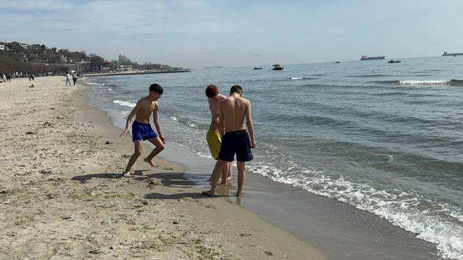 stanbul yazdan kalma bir gn yayor.    Hava scakl bugn 20 derecenin zerine kt.    Gne yzn gsterdi, parklar ve sahiller doldu.