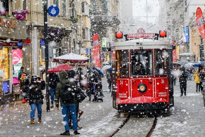 MANZARA TERSNE DNECEK    Ancak megakentteki hava yeni haftada tersine dnecek.    stanbul?da hava scakl aniden decek, kentin yksek noktalarnda kar ya grlecek.    stanbul Bykehir Belediyesi Afet Koordinasyon Merkezi (AKOM) de kentte beklenen ani scaklk d nedeniyle bir uyarda bulundu.    Yarn leden sonra ve akam saatlerinde lodosun kuvvetini artrmasyla kentte frtna etkili olmaya balayacak.    19 Mart aramba gecesi ve 20 Mart Perembe gnleri yksek kesimlerde kar ihtimali de var.