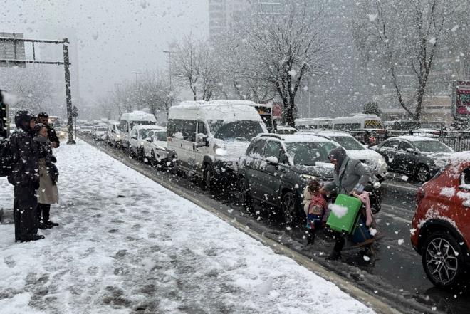 VALLK: SICAKLIK 20 DERECE AZALACAK    stanbul Valilii de kentte etkili olmas beklenen souk ve yal havaya kar uyarda bulundu.    Valiliin sosyal medya hesabndan yaplan aklamada, 18 Mart 2025 Sal gnnden itibaren Balkanlar zerinden gelecek souk ve yal havann etkisiyle scaklklarn 15 ila 20 derece azalaca belirtildi.