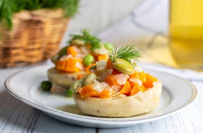 ENGNAR (100g'da 3.3g protein)      Protein, lif ve antioksidan bakmndan zengin olan enginar, sindirimi, kas iyilemesini ve kalp saln destekler. ster buharda piirilmi, ister zgara edilmi veya salatalara eklenmi olsun, her ne lezzetli ve besleyici bir destek sunarlar.