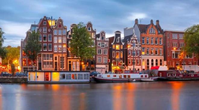 Hem mahremiyet hem de dekorasyon iin nem arz eden perdeler, evlerin olmazsa olmaz. Ancak Hollandallar yllardr perde alkanlndan uzak bir ekilde yaamay tercih ediyor. Byk, ak ve perdesiz pencerelerin yaygn grld Hollanda'da perde neden kullanlmyor? te, sebebi II. Dnya Sava'na dayanan perdesizlik gelenei...