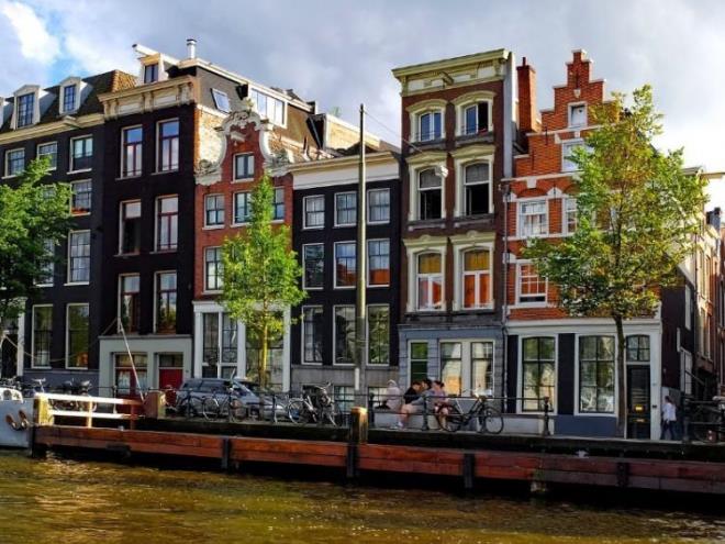 ZENGNLKLERN SERGLEMEK STYORLARDI    Pek ok iddiann temel alnd 'ak perde' geleneinin ortaya knda 17. yzyldaki 'altn a' dneminin de etkili olduu dnlyor. Zenginleen kasaba halknn o dnemlerde refah seviyelerini gstermek amacyla evlerinin dekorasyonunu sergilemek iin perdelerini ak tuttuu ve zamanla bunun bir gelenek haline geldii dnlyor.