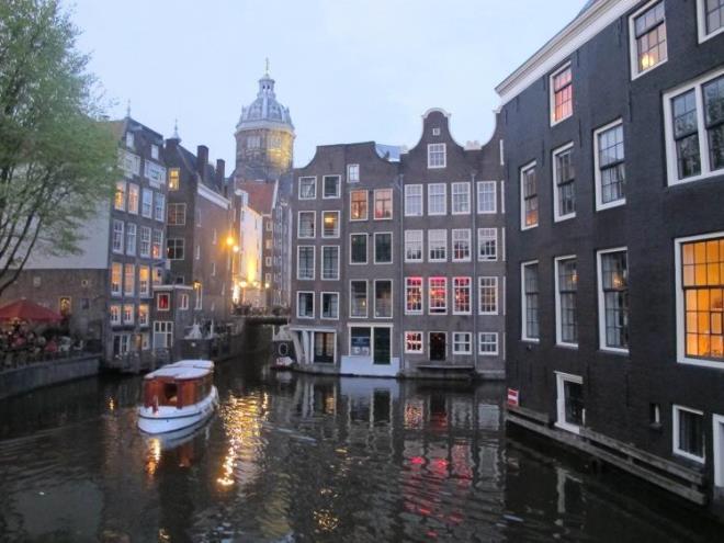 5 yl sren igal boyunca bu istei yerine getirmek zorunda kalan Hollandallar zgrlklerine kavutuklarnda bu yasaa tepki olarak perdelerini amay bir sembol haline getirdiler.