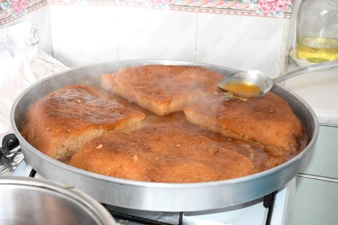 15 yldr evinde ekmek kadayf tatls yaptn syleyen Ali Osman Bekdemir, "Yozgat genelinde yaplan bir tatldr. Benim de Ankara'da, Ordu'da, Kocaeli'de yaayan torunlarm var. Yozgat'a gelmeden nce ararlar ?Dede ekmek kadayfn yap, biz geliyoruz' derler. Ben de hemen hazrlarm. Ramazanlarda vazgeilmez bir tatldr" ifadelerini kulland.