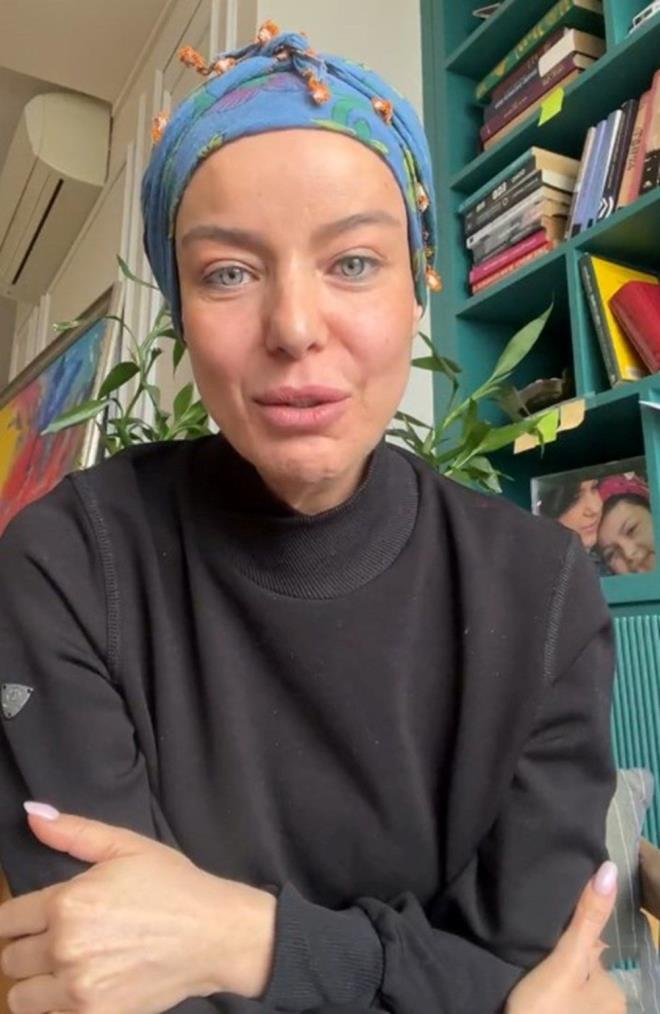 "BU ZOR SRECE KENDNZ HAZIRLAMANIZ GEREKYOR"    te yandan nl sunucu tedavi srecine dair aklamalarda bulunmutu.    Ergin "Ben doktora gittim. Muayenede hemen anlald. Biyopsi yaplmaya karar verildi. ok actan arl bir ilem, aslnda o sonucu beklemek ok kt bir his? ok gzel sonularla karlamadm. Rahimden sonra yaadm ikinci ok mememdekiydi. Aslnda ilk duyduumda ?tedaviye ihtiyacm olmayabilir? diye konuulmutu ama sonra gereklerle yzletim; ?6 seans kemoterapi? denildi. Bana srele ilgili bilgiler verildi. lk kemoterapiye girdiimde, meditasyon mzii koydum ve yle dndm bu beni iyiletirecek bir ifa... Kemoterapi inanlmaz eyler yapyor vcuda, zor bir sre bu sre kendinizi salam hazrlamanz gerekiyor" dedi.    "21 gne bir alnyor kemoterapi 2 ve 3?ncden sonra bedeniniz sizden kyor, iyi beslenin kendinizi sevmekten vazgemeyin" diyen Ergin,  "Psikolojik olarak ok yprandnz bir dnem olduu iin herkes size fazla geliyor. Kendimi tamamen eve kapattm bir sre oldu. Sosyal medyam da bu yzden kapattm" ifadelerini kulland.