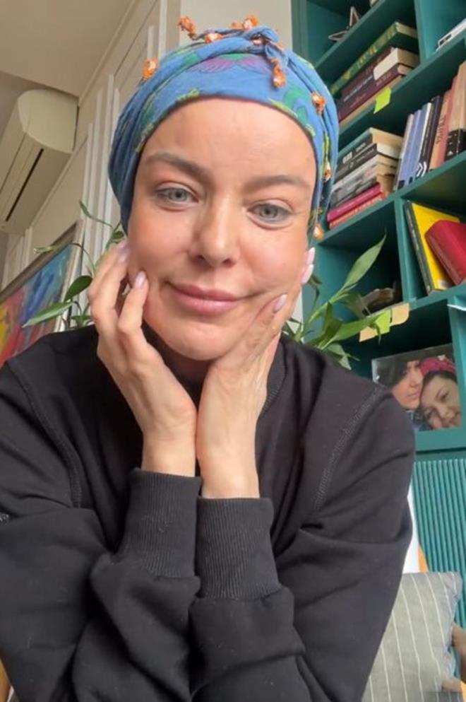 "KRAMI SZ M DEYECEKSNZ?"    Baz sosyal medya kullanclar Nursel Ergin'i yeni balayacak program ncesi reklam yapmakla sulad. Gelen kt mesajlara isyan eden Nursel Ergin, "Szm meclisten dar. Hayat ne gzel retiyor anlayana. Teklif susmuyor istesem her gn bir program da ya da mecra da olurum. Benim yolum bir tane, en ok kalbime gvenirim. Hep iyilii seerim hayatmda kendimden daha ok bakalarnn mutluluunu dnr hep empati kurarm" dedi ve ekledi:    "Ben 1 yldr istesem her bir gnm paylar konutururdum kendimi. Ben ekran yzym. Mesaj kutum ac eken, aresiz hisseden, benden motivasyon isteyen hastalardan gelen yardm lklaryla dolu. Benim misyonum bu beenseniz de yapamadnz iin kskansanz da ben gl bir kadnm. Ben almayaym m, siz mi deyeceksiniz kira m, ocuuma siz mi bakacaksnz? Ekrana geri dndm ve tedavim devam ettii iin paylamak zorunda kaldm."