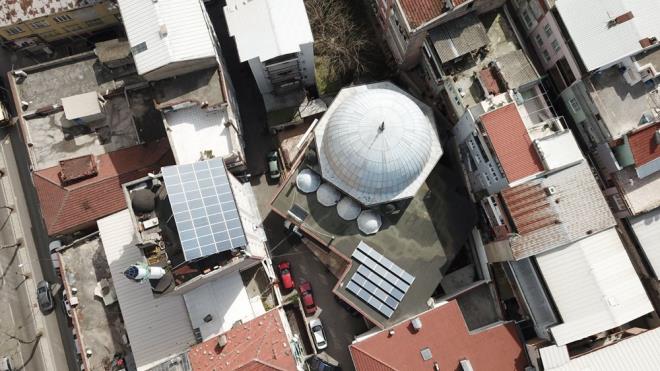 htiya fazlas elektrii UEDA'a satarak camiye gelir elde ettiklerini syleyen Koptagel, "Gne olduu mddete elektrik retimi gzel oluyor. Aylk ortalama 15-20 bin lira civarnda camiye katks oluyor'' ifadelerini kulland.