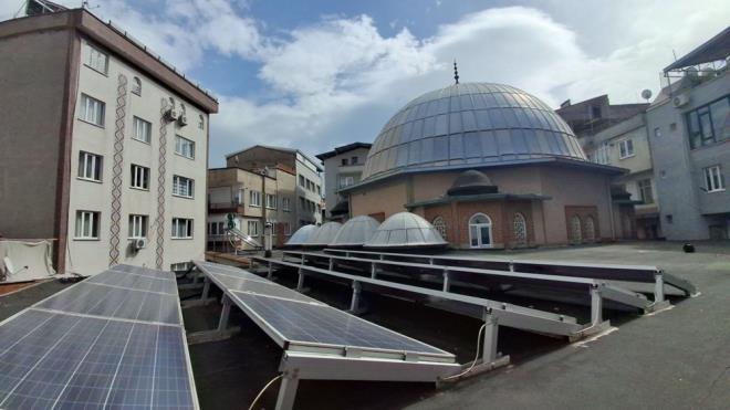 Yldrm ilesi Yeilyayla Mahallesi'ndeki bin kii kapasiteli Mevlana Camisi'nin dernek yneticileri, caminin ve camiye bal Kur'an kursu binasnn, yksek elektrik faturalarn karlayabilmek iin kendi elektriklerini retebilecekleri gne panelleri sistemi kurmaya karar verdi. Bu dnceyi projelendiren dernek yneticileri, gerekli maddi destei hayrseverler ve cami cemaatinden toplayarak hayata geirdi.    15-20 BN LRALIK KAZAN ELDE EDLYOR    lk olarak Kur'an kursu binasnn atsna gnde 10 kilovat saat elektrik reten 40 panellik sistem kuruldu. Daha sonra kademeli olarak panel says arttrld. nce Kur'an kursuna daha sonra da camiye kurulan toplam 62 gne paneli sayesinde artk elektrik faturas demeyen cami ynetimi, rettikleri fazla elektrii de Uluda Elektrik Datm A..'ye satarak ayda 15-20 bin lira arasnda para kazanyor.