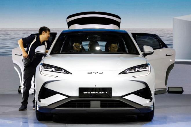 Tesla, 2014 ylndan beri bu akma nclk etmi, eyll ayndan itibaren in'de 2 binden fazla arj istasyonu ve 11 bin 500'den fazla da Supercharger istasyonu kurmutu.    Li Auto, Xpeng ve Zeekr gibi sektrde daha az pazar payna sahip ara reticileri de hzl arj alarn geniletme abalarn hzlandryor.    Huawei de azami 600 kW'lik bir arj gcne ve 1.000 volta kadar arj sistemine sahip ara modellerini destekleyen sv soutmal ar hzl arj istasyonlar kurdu. Ar hzl arj cihazlar da dhil olmak zere kurulan arj istasyonlarnn says geen yl itibaryla 50 bini amt.