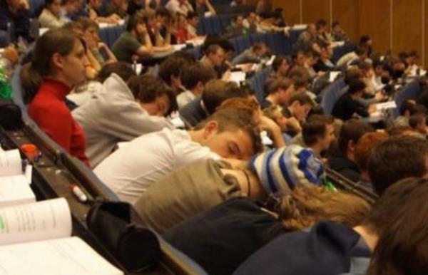 Youn tempoya dayanamayan insanlarn uykuya yenik dtkleri anlar grenleri glmsetti