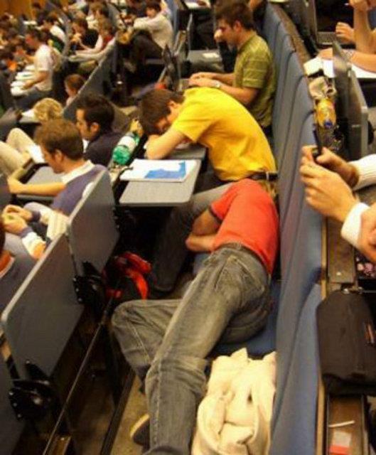 Youn tempoya dayanamayan insanlarn uykuya yenik dtkleri anlar grenleri glmsetti