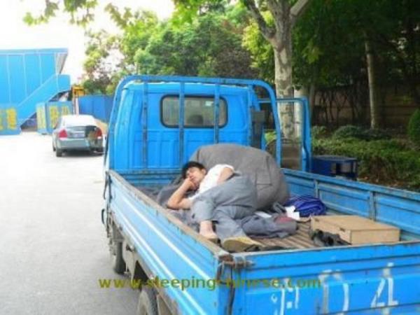 Youn tempoya dayanamayan insanlarn uykuya yenik dtkleri anlar grenleri glmsetti