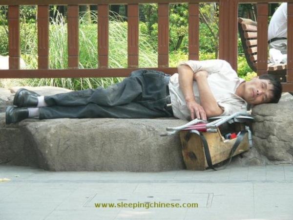 Youn tempoya dayanamayan insanlarn uykuya yenik dtkleri anlar grenleri glmsetti