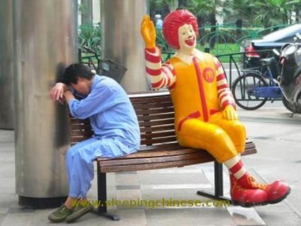 Youn tempoya dayanamayan insanlarn uykuya yenik dtkleri anlar grenleri glmsetti