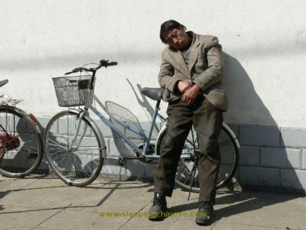 Youn tempoya dayanamayan insanlarn uykuya yenik dtkleri anlar grenleri glmsetti