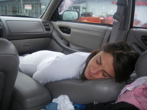 Youn tempoya dayanamayan insanlarn uykuya yenik dtkleri anlar grenleri glmsetti