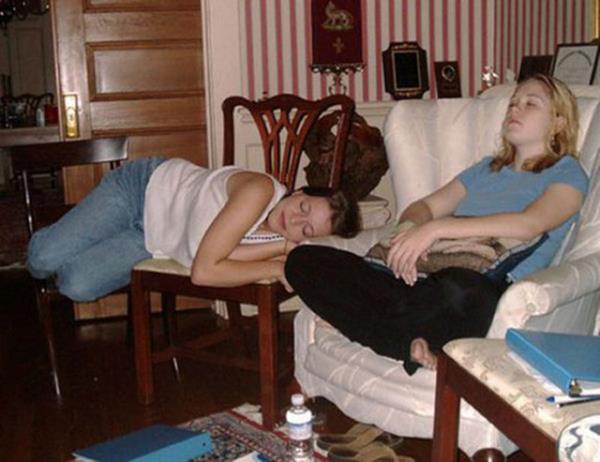 Youn tempoya dayanamayan insanlarn uykuya yenik dtkleri anlar grenleri glmsetti