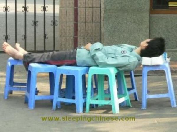 Youn tempoya dayanamayan insanlarn uykuya yenik dtkleri anlar grenleri glmsetti