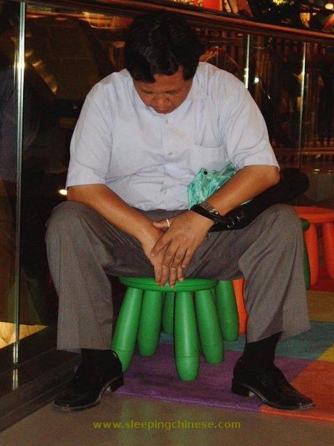 Youn tempoya dayanamayan insanlarn uykuya yenik dtkleri anlar grenleri glmsetti