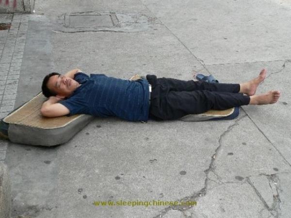 Youn tempoya dayanamayan insanlarn uykuya yenik dtkleri anlar grenleri glmsetti