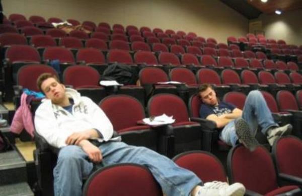 Youn tempoya dayanamayan insanlarn uykuya yenik dtkleri anlar grenleri glmsetti