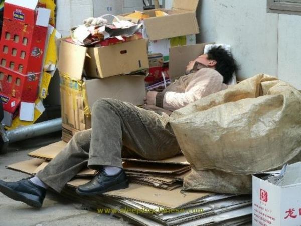 Youn tempoya dayanamayan insanlarn uykuya yenik dtkleri anlar grenleri glmsetti