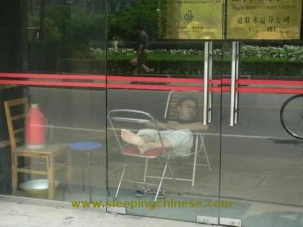 Youn tempoya dayanamayan insanlarn uykuya yenik dtkleri anlar grenleri glmsetti