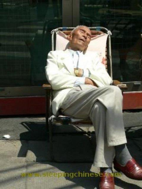 Youn tempoya dayanamayan insanlarn uykuya yenik dtkleri anlar grenleri glmsetti