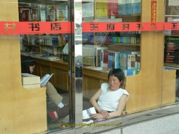 Youn tempoya dayanamayan insanlarn uykuya yenik dtkleri anlar grenleri glmsetti